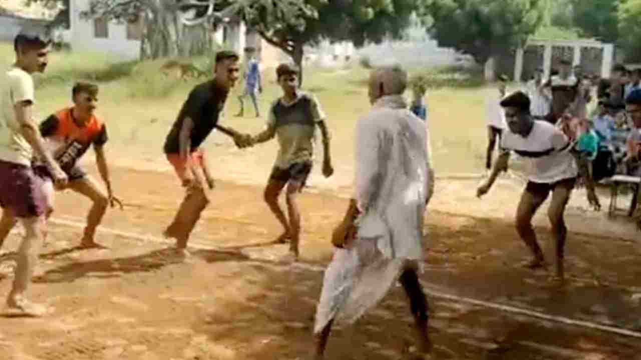 Viral Video: మేమేం తక్కువ కాదు.. యువకులతో పోటీపడి కబడ్డీ ఆడిన వృద్ధులు.. వీడియో వైరల్ Viral Video: మేమేం తక్కువ కాదు.. యువకులతో పోటీపడి కబడ్డీ ఆడిన వృద్ధులు.. వీడియో వైరల్