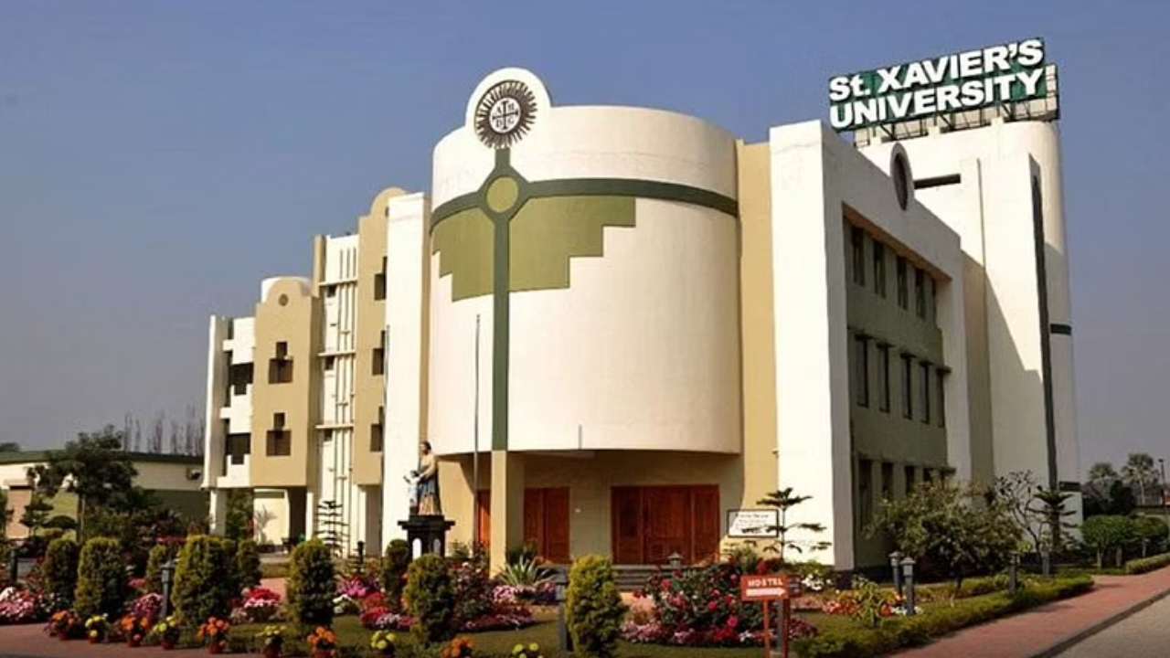 Kolkata Professor Row: ప్రొఫెసర్ బికినీ ఫొటోల వివాదం.. వీసీ క్షమాపణ కోరుతూ కోర్టులో పిటిషన్ Kolkata Professor Row: ప్రొఫెసర్ బికినీ ఫొటోల వివాదం.. వీసీ క్షమాపణ కోరుతూ కోర్టులో పిటిషన్