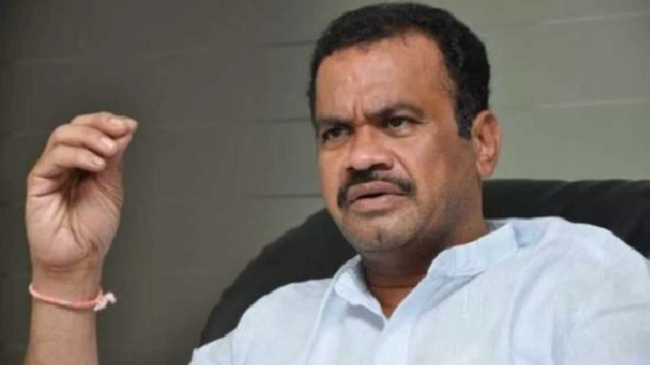 Komatireddy Venkat Reddy: రేవంత్ రెడ్డి.. నన్ను రెచ్చగొట్టొద్దు: కోమటిరెడ్డి వెంకటరెడ్డి Komatireddy Venkat Reddy: రేవంత్ రెడ్డి.. నన్ను రెచ్చగొట్టొద్దు: కోమటిరెడ్డి వెంకటరెడ్డి