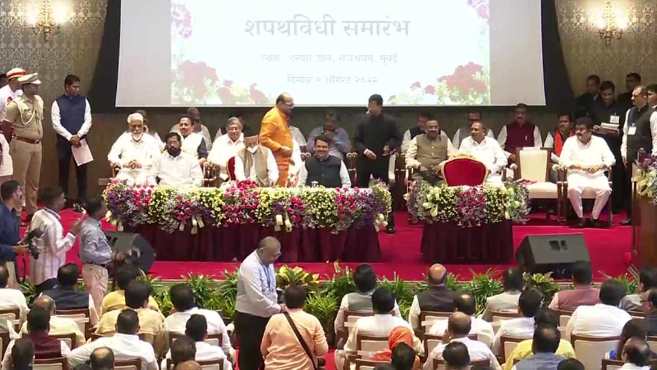 Maharashtra Cabinet: రెండు వర్గాలకు సమానంగా..! కొలువుదీరిన మహారాష్ట్ర కేబినెట్.. మంత్రులుగా 18 మంది ప్రమాణ స్వీకారం Maharashtra Cabinet: రెండు వర్గాలకు సమానంగా..! కొలువుదీరిన మహారాష్ట్ర కేబినెట్.. మంత్రులుగా 18 మంది ప్రమాణ స్వీకారం