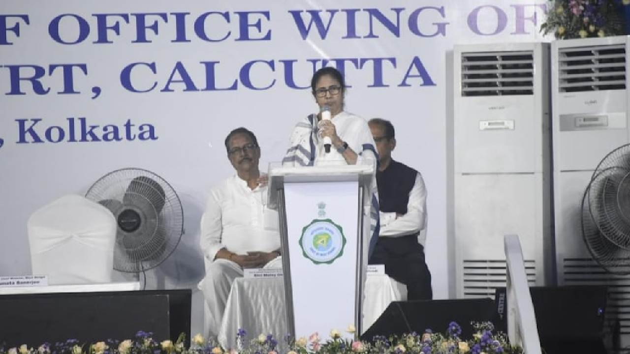 Mamata Banerjee: నేను లాయర్ని.. హైకోర్టులో ఎప్పుడైనా ప్రాక్టీస్ చేస్తా: బెంగాల్ సీఎం మమతా బెనర్జీ Mamata Banerjee: నేను లాయర్ని.. హైకోర్టులో ఎప్పుడైనా ప్రాక్టీస్ చేస్తా: బెంగాల్ సీఎం మమతా బెనర్జీ