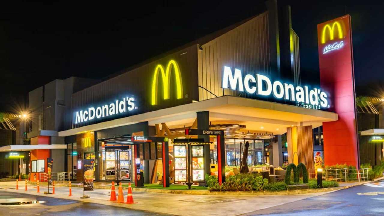 McDonalds outlet: మెక్ డొనాల్డ్స్ స్టాఫ్ను బెదిరించి.. డ్రింక్స్, ఫుడ్ ఎత్తుకెళ్లిన యూత్.. వీడియో వైరల్ McDonalds outlet: మెక్ డొనాల్డ్స్ స్టాఫ్ను బెదిరించి.. డ్రింక్స్, ఫుడ్ ఎత్తుకెళ్లిన యూత్.. వీడియో వైరల్