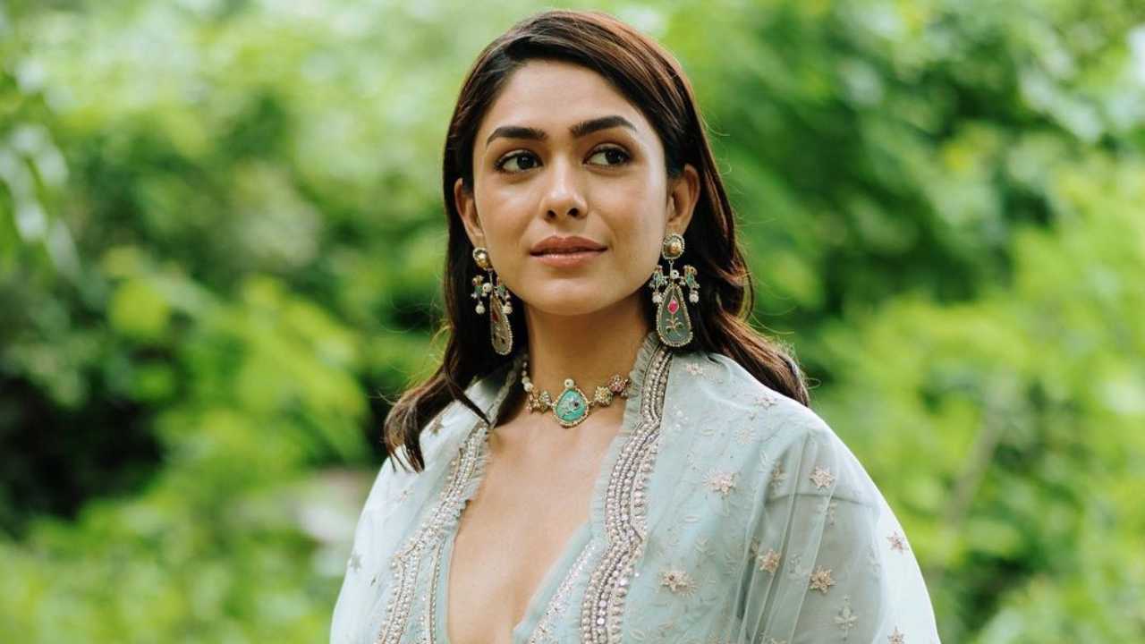 Mrunal Thakur: సీతా రామం దెబ్బకు బాగా పెంచేసిన మృణాల్! Mrunal Thakur: సీతా రామం దెబ్బకు బాగా పెంచేసిన మృణాల్!
