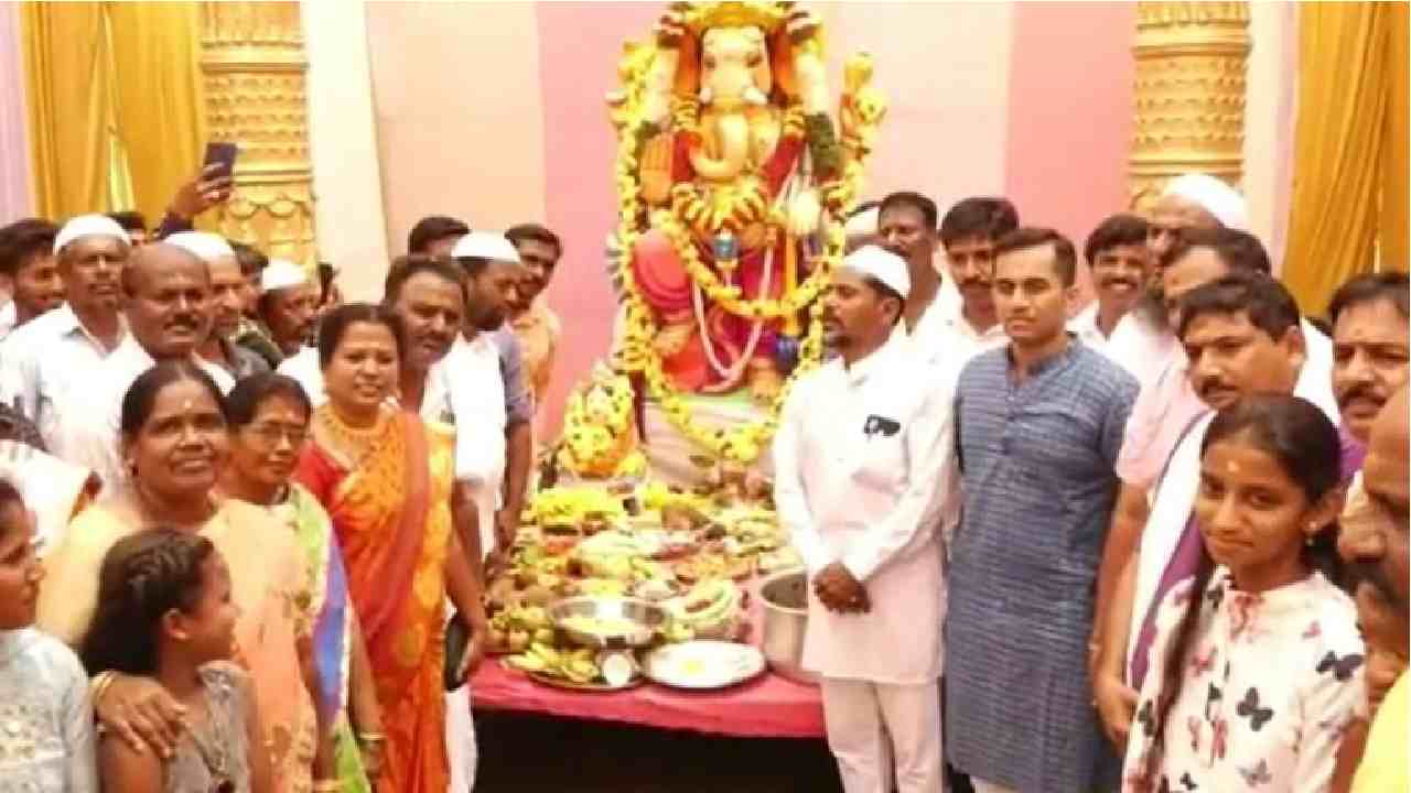 Muslims and Hindus: వెల్లివిరిసిన మత సామరస్యం.. వినాయక చవితి వేడుకల్లో ముస్లింలు Muslims and Hindus: వెల్లివిరిసిన మత సామరస్యం.. వినాయక చవితి వేడుకల్లో ముస్లింలు