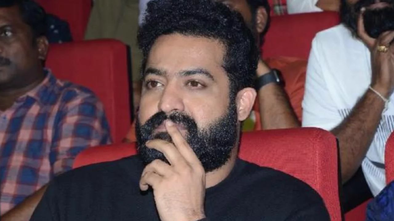 NTR: డైలమాలో ఎన్టీఆర్.. బయటపడేసేది ఎవరో? NTR: డైలమాలో ఎన్టీఆర్.. బయటపడేసేది ఎవరో?
