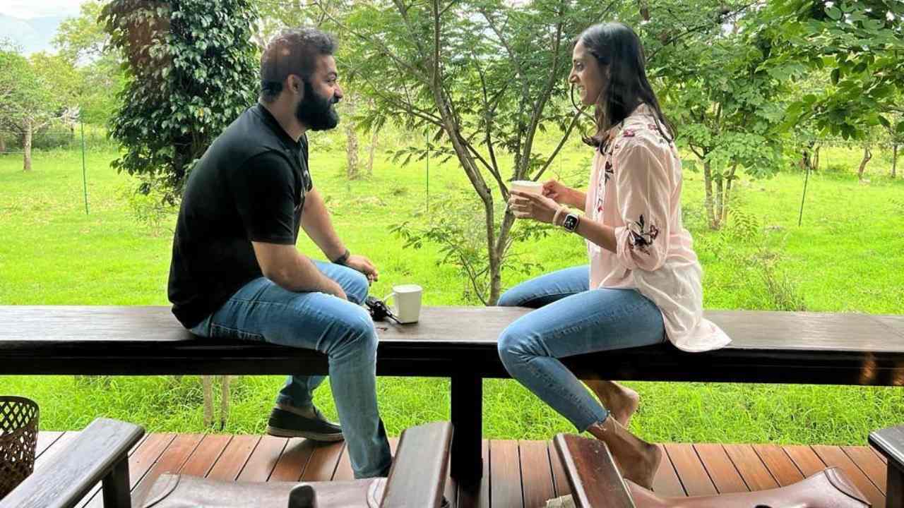 NTR : భార్యతో కలిసి కాఫీ తాగుతూ.. ఫారిన్ లో ఎన్టీఆర్.. NTR : భార్యతో కలిసి కాఫీ తాగుతూ.. ఫారిన్ లో ఎన్టీఆర్..