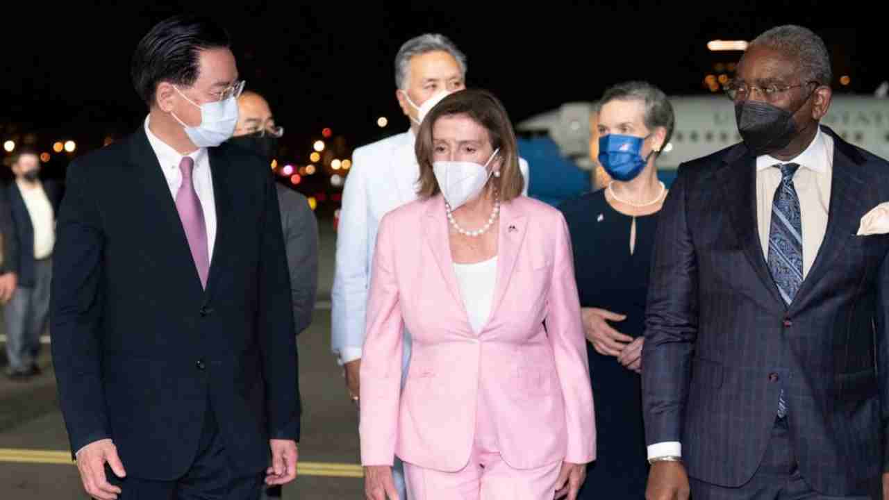 Taiwan: చైనా వర్సెస్ అమెరికా.. తైవాన్లో అడుగుపెట్టిన నాన్సీ పెలోసీ.. చైనా హెచ్చరికలు బేఖాతర్.. Taiwan: చైనా వర్సెస్ అమెరికా.. తైవాన్లో అడుగుపెట్టిన నాన్సీ పెలోసీ.. చైనా హెచ్చరికలు బేఖాతర్..