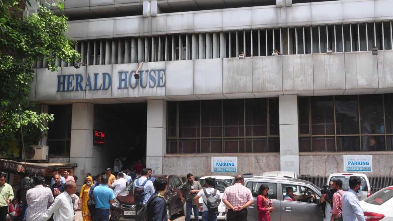 National Herald Office: నేషనల్ హెరాల్డ్ ఆఫీస్కు సీల్ వేసిన ఈడీ National Herald Office: నేషనల్ హెరాల్డ్ ఆఫీస్కు సీల్ వేసిన ఈడీ