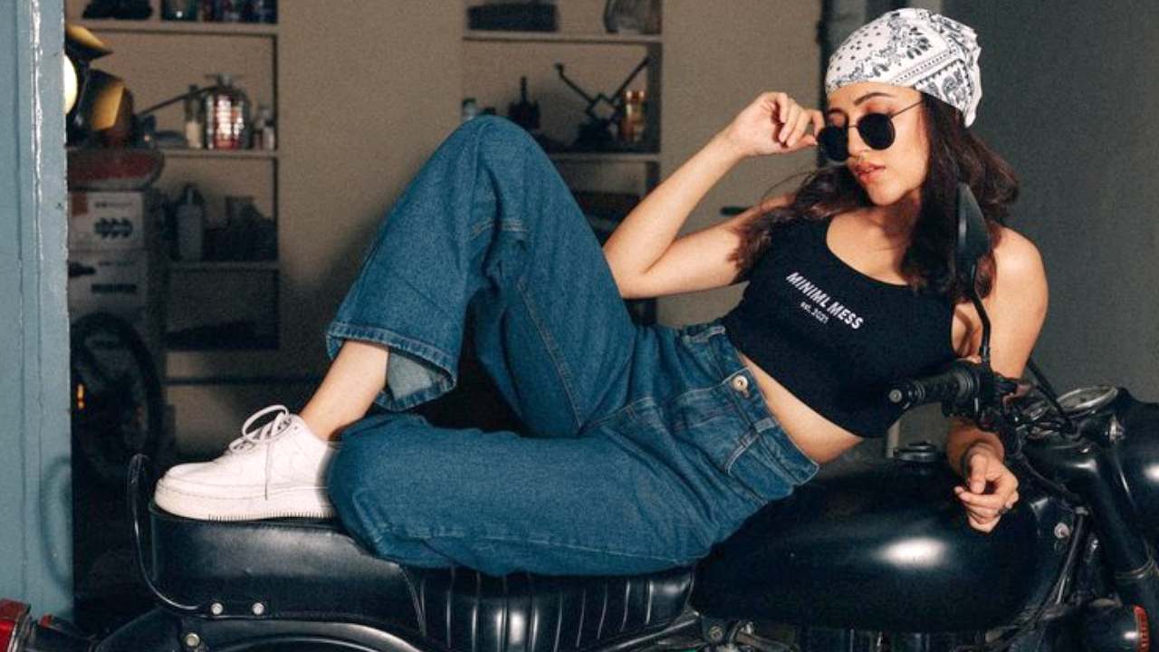 Neha Shetty: అట్లుంటది మనతోని.. బుల్లెట్టుపై పోజులిస్తున్న నేహా శెట్టి!