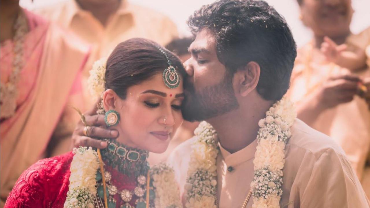 Nayanthara: నయనతార పెళ్లి టీజర్.. అంతకుమించి అంటోన్న ఫ్యాన్స్! Nayanthara: నయనతార పెళ్లి టీజర్.. అంతకుమించి అంటోన్న ఫ్యాన్స్!