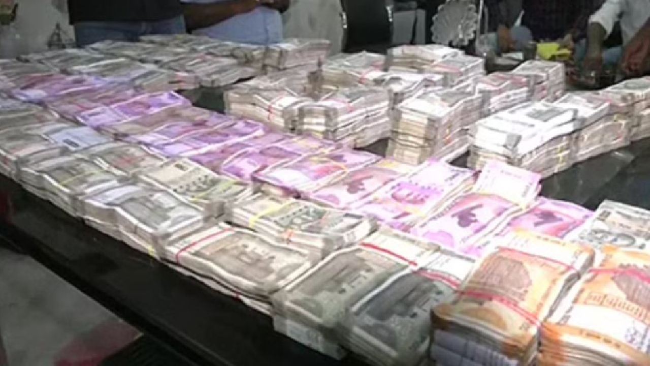 Vigilance raids: ఇంజనీర్ ఇంట్లో గుట్టలుగా నోట్ల కట్టలు బయటపడిన వైనం.. ఇంకా కొనసాగుతోన్న దాడులు Vigilance raids: ఇంజనీర్ ఇంట్లో గుట్టలుగా నోట్ల కట్టలు బయటపడిన వైనం.. ఇంకా కొనసాగుతోన్న దాడులు