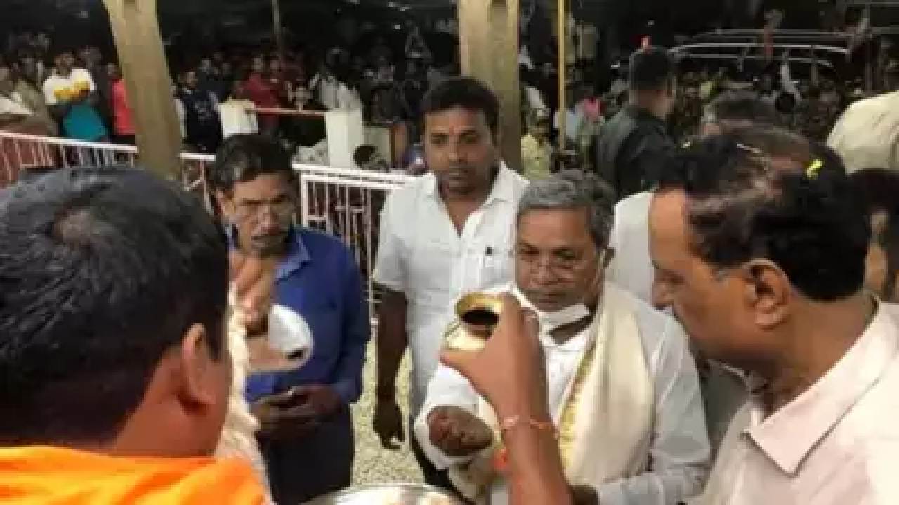 Purification ritual after Siddaramaiah’s visit: కర్ణాటక మాజీ సీఎం సిద్ధరామయ్య సందర్శించిన ఆలయాన్ని శుద్ధి చేసిన సిబ్బంది Purification ritual after Siddaramaiah’s visit: కర్ణాటక మాజీ సీఎం సిద్ధరామయ్య సందర్శించిన ఆలయాన్ని శుద్ధి చేసిన సిబ్బంది
