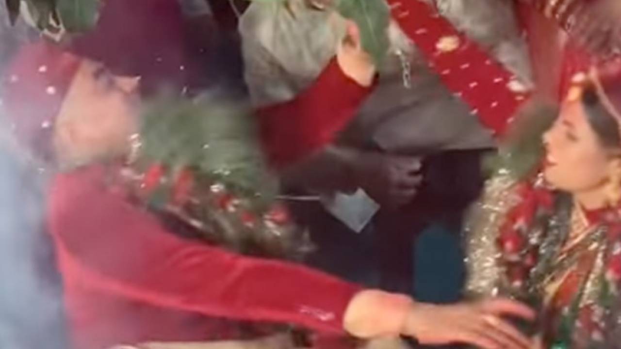 Viral Video: వింత ఆచారం.. పెళ్లిపీటల మీద భర్తను ఓ ఆటాడుకున్న భార్య .. వీడియో వైరల్ Viral Video: వింత ఆచారం.. పెళ్లిపీటల మీద భర్తను ఓ ఆటాడుకున్న భార్య .. వీడియో వైరల్