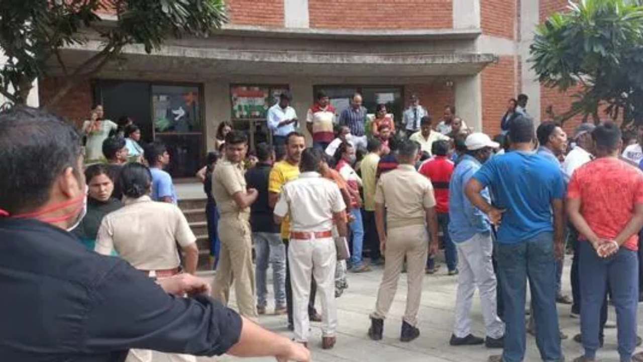 Odisha school: స్కూలు ఫీజు చెల్లించలేదని విద్యార్థుల్ని లైబ్రరీలో బంధించిన యాజమాన్యం.. తల్లిదండ్రుల ఆగ్రహం Odisha school: స్కూలు ఫీజు చెల్లించలేదని విద్యార్థుల్ని లైబ్రరీలో బంధించిన యాజమాన్యం.. తల్లిదండ్రుల ఆగ్రహం
