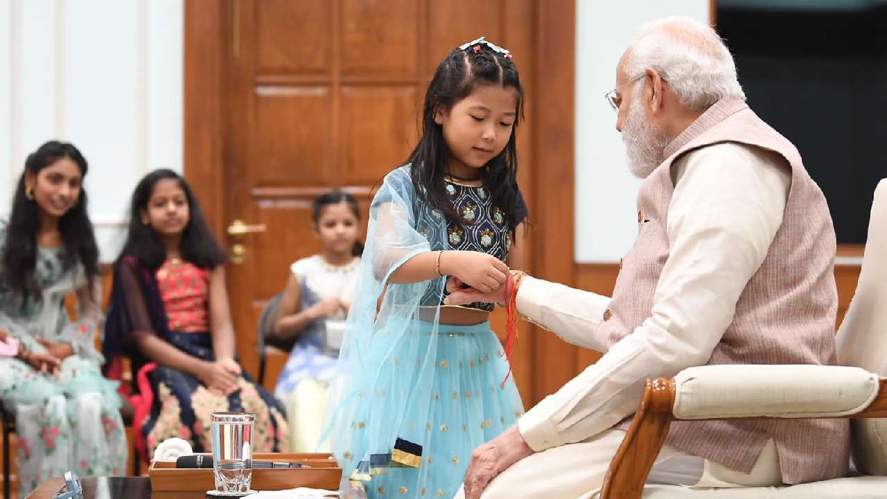 PM Modi: ప్రధాని మోదీకి రాఖీ కట్టిన చిన్నారులు… వాళ్లంతా ఎవరో తెలుసా PM Modi: ప్రధాని మోదీకి రాఖీ కట్టిన చిన్నారులు… వాళ్లంతా ఎవరో తెలుసా