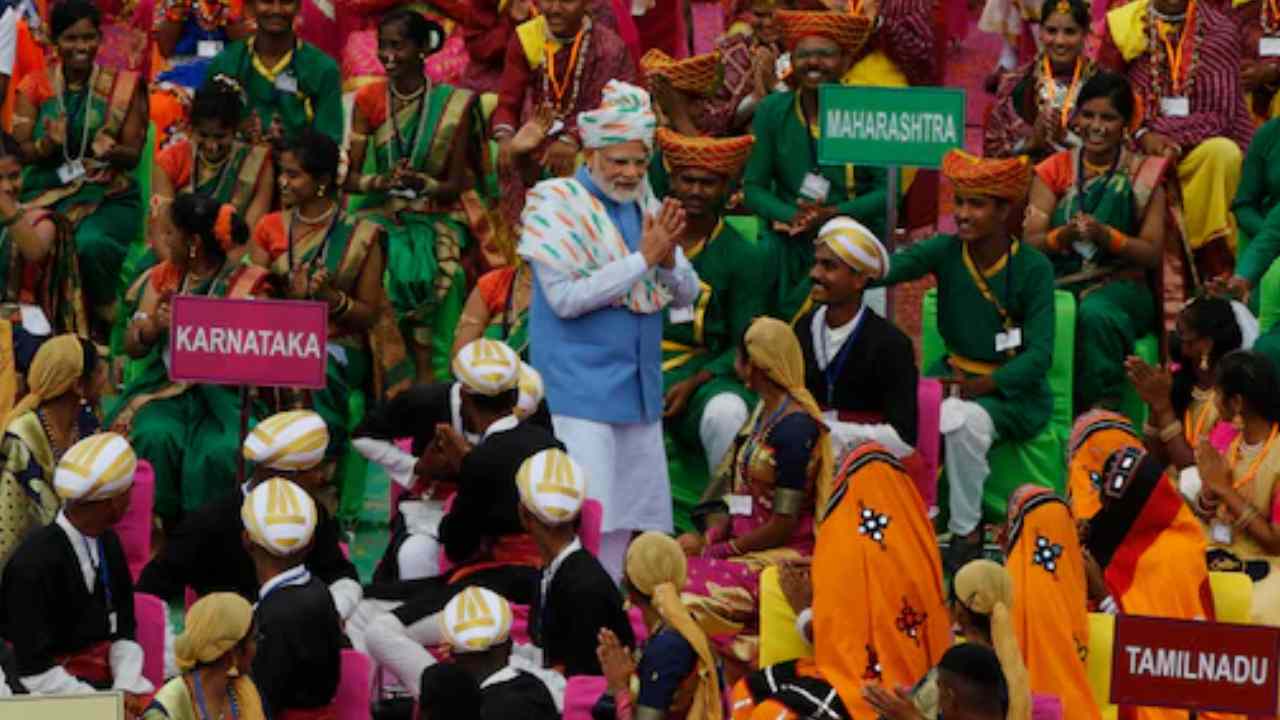 PM Modi: స్వాతంత్ర్య వేడుకల్లో ఆసక్తికర దృశ్యం.. చిన్నారుల మధ్య ఉత్సాహంగా గడిపిన మోదీ PM Modi: స్వాతంత్ర్య వేడుకల్లో ఆసక్తికర దృశ్యం.. చిన్నారుల మధ్య ఉత్సాహంగా గడిపిన మోదీ