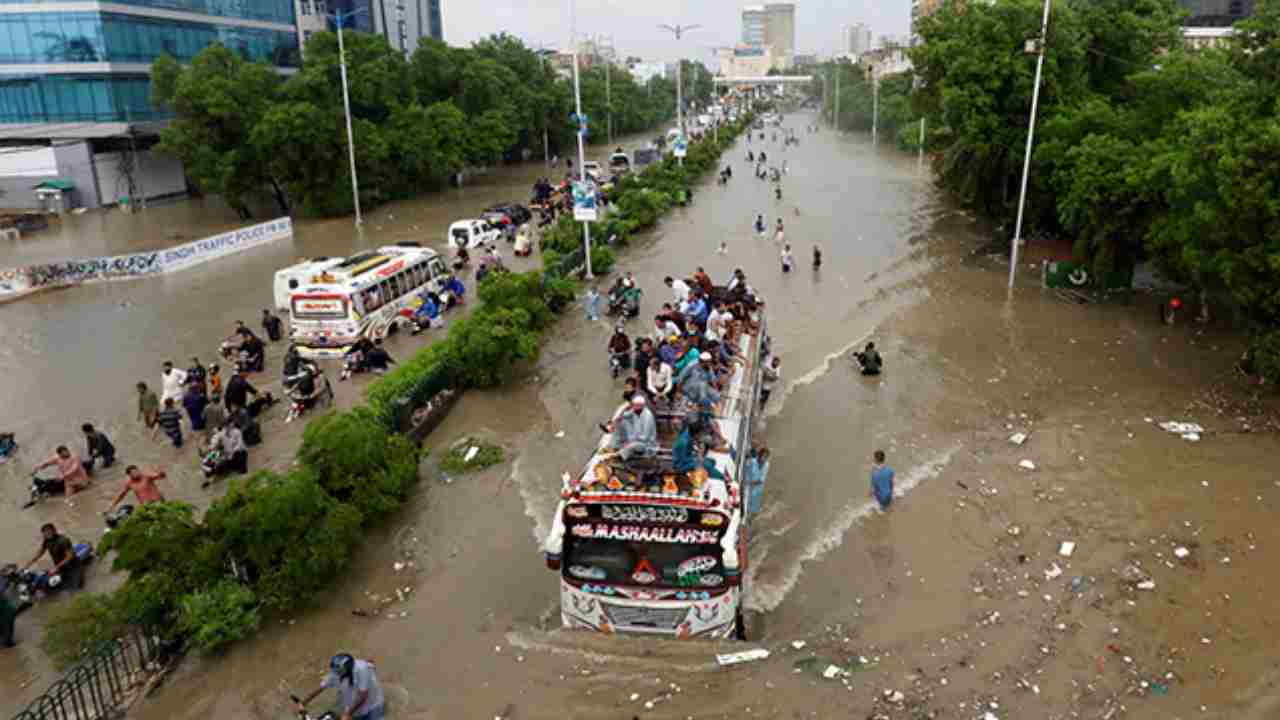 Pakistan Floods: పాకిస్థాన్లో వరదల బీభత్సం.. ప్రధాని మోదీ ట్వీట్.. సాయమందించేందుకు సిద్ధమవుతున్న భారత్! Pakistan Floods: పాకిస్థాన్లో వరదల బీభత్సం.. ప్రధాని మోదీ ట్వీట్.. సాయమందించేందుకు సిద్ధమవుతున్న భారత్!