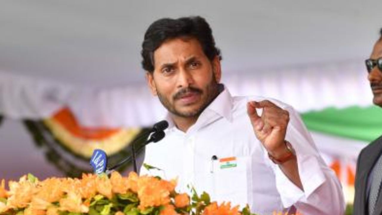 Plastic Flexis Ban In AP : ఏపీలో ప్లాస్టిక్ ఫ్లెక్సీలపై నిషేధం విధించిన సీఎం జగన్ Plastic Flexis Ban In AP : ఏపీలో ప్లాస్టిక్ ఫ్లెక్సీలపై నిషేధం విధించిన సీఎం జగన్