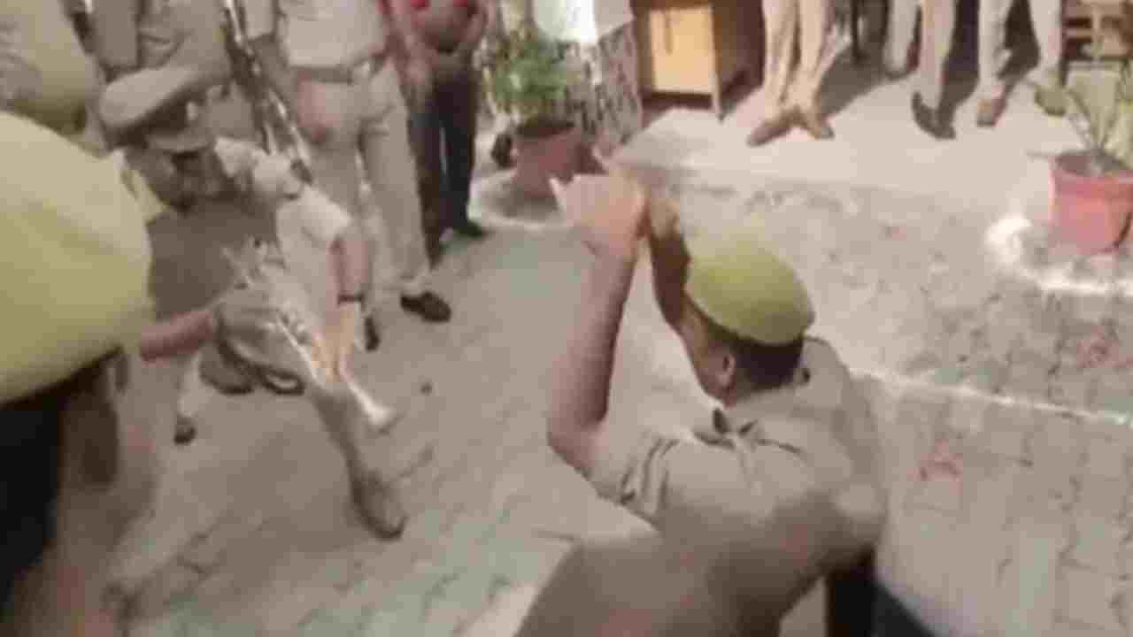 Police Officer Dance Video: నాగిని డ్యాన్స్తో అదరగొట్టిన పోలీసులు.. వైరల్గా మారిన వీడియో Police Officer Dance Video: నాగిని డ్యాన్స్తో అదరగొట్టిన పోలీసులు.. వైరల్గా మారిన వీడియో