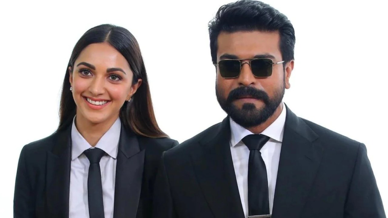RC15 First Look: ఫస్ట్ లుక్ కోసం మాస్టర్ ప్లాన్ వేస్తున్న శంకర్..? RC15 First Look: ఫస్ట్ లుక్ కోసం మాస్టర్ ప్లాన్ వేస్తున్న శంకర్..?