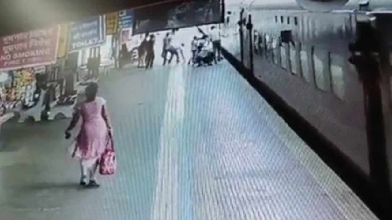 Railway Cop Saves Elderly Woman: కదిలే రైలెక్కుతుండగా జారిపడ్డ వృద్ధ మహిళ, కుమారుడు.. కాపాడిన మహిళ పోలీస్ .. వీడియో వైరల్ Railway Cop Saves Elderly Woman: కదిలే రైలెక్కుతుండగా జారిపడ్డ వృద్ధ మహిళ, కుమారుడు.. కాపాడిన మహిళ పోలీస్ .. వీడియో వైరల్