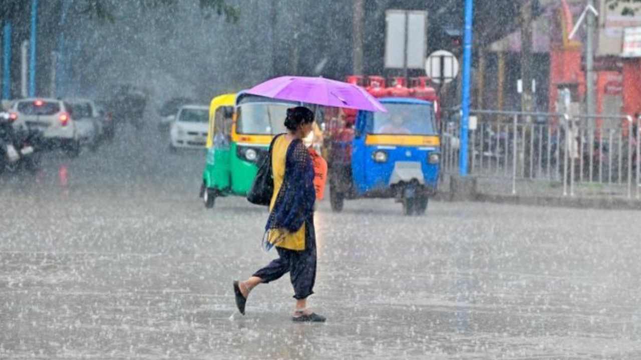 Heavy Rains AP: ఏపీలో రెండు రోజులపాటు వర్షాలు.. ఆ జిల్లాల్లో భారీ వర్ష సూచన Heavy Rains AP: ఏపీలో రెండు రోజులపాటు వర్షాలు.. ఆ జిల్లాల్లో భారీ వర్ష సూచన