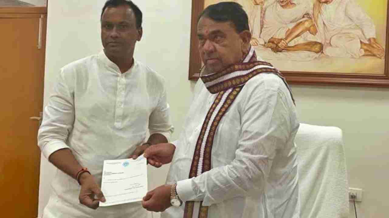 Komatireddy RajGopal Reddy: తెరాస ప్రభుత్వంపై ధర్మయుద్ధం ప్రకటించా.. ఎమ్మెల్యే పదవికి రాజగోపాల్ రెడ్డి రాజీనామా.. స్పీకర్కు అందజేత Komatireddy RajGopal Reddy: తెరాస ప్రభుత్వంపై ధర్మయుద్ధం ప్రకటించా.. ఎమ్మెల్యే పదవికి రాజగోపాల్ రెడ్డి రాజీనామా.. స్పీకర్కు అందజేత