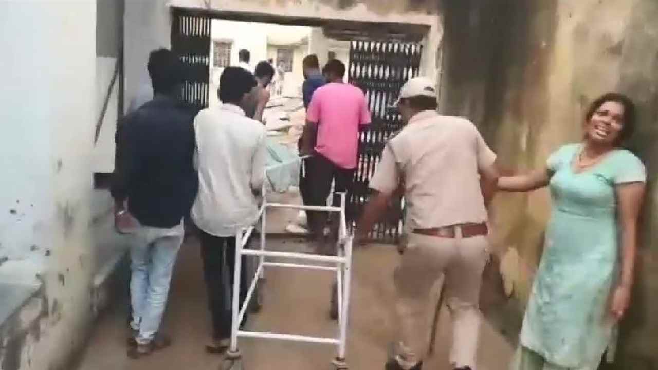 Rajasthan: దేవాలయంలో తొక్కిసలాట.. ముగ్గురు మృతి Rajasthan: దేవాలయంలో తొక్కిసలాట.. ముగ్గురు మృతి