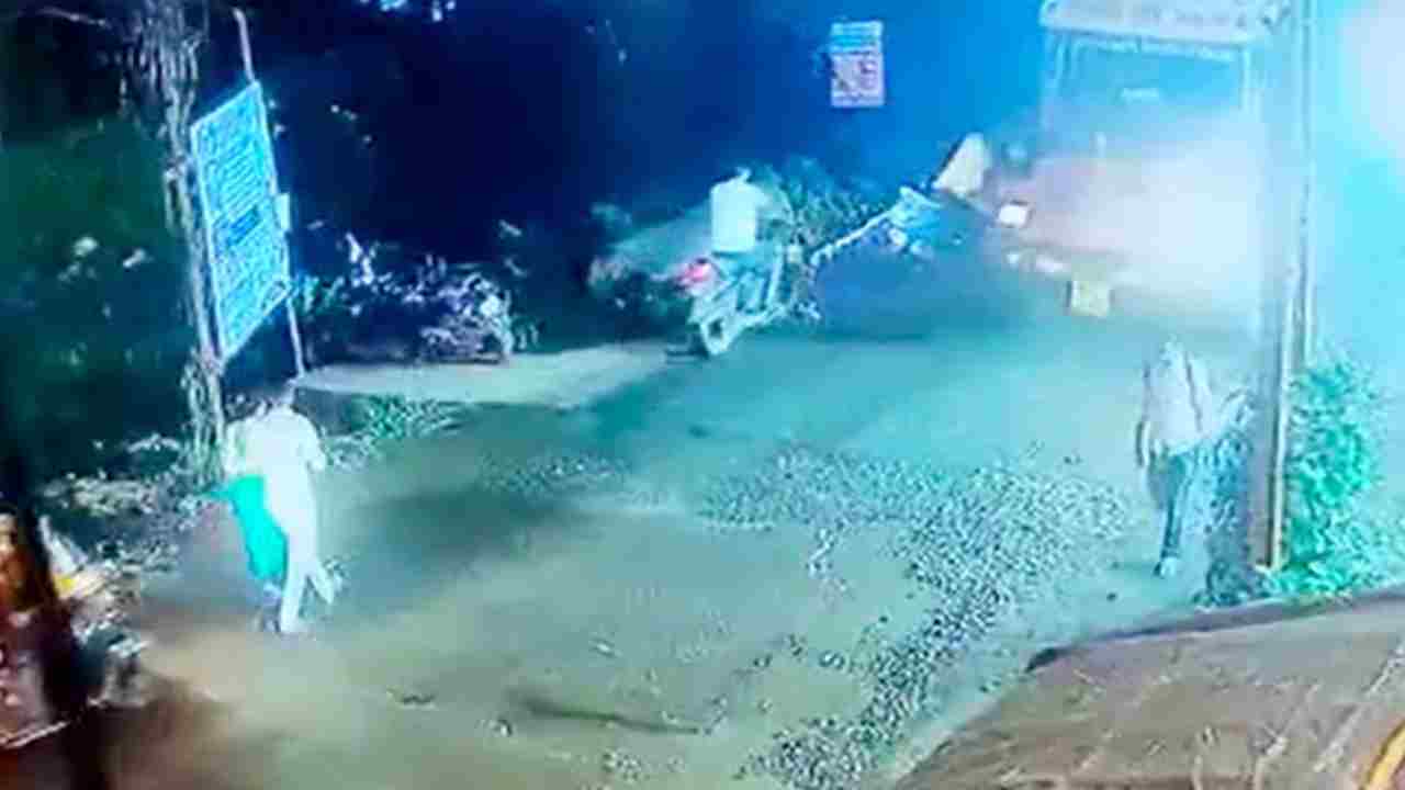 Shocking Video: గుంతను తప్పించబోయి లారీ కిందకు దూసుకెళ్లిన బైక్.. వాహనదారుడు మృతి.. వీడియో వైరల్ Shocking Video: గుంతను తప్పించబోయి లారీ కిందకు దూసుకెళ్లిన బైక్.. వాహనదారుడు మృతి.. వీడియో వైరల్