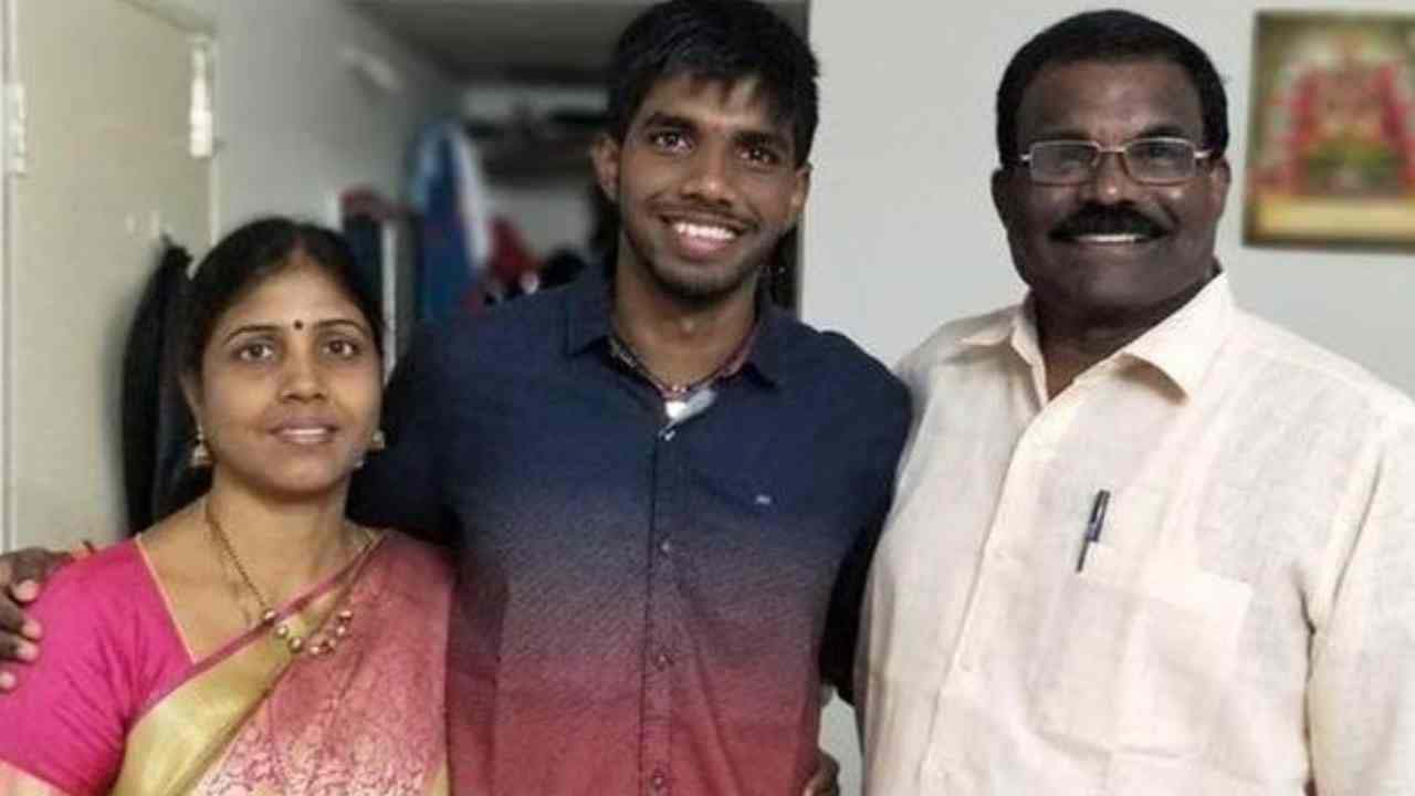 Commonwealth Games: కామన్వెల్త్ గేమ్స్ లో మరోసారి సత్తాచాటిన అమలాపురం కుర్రోడు.. డబుల్స్లో స్వర్ణం గెలుచుకున్న సాత్విక్ సాయిరాజ్ Commonwealth Games: కామన్వెల్త్ గేమ్స్ లో మరోసారి సత్తాచాటిన అమలాపురం కుర్రోడు.. డబుల్స్లో స్వర్ణం గెలుచుకున్న సాత్విక్ సాయిరాజ్