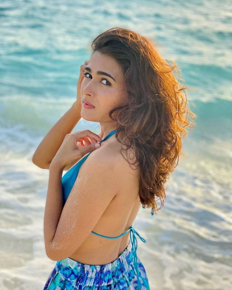 Shalini Pandey Hot Poses At Beach Pics Goes Viral005