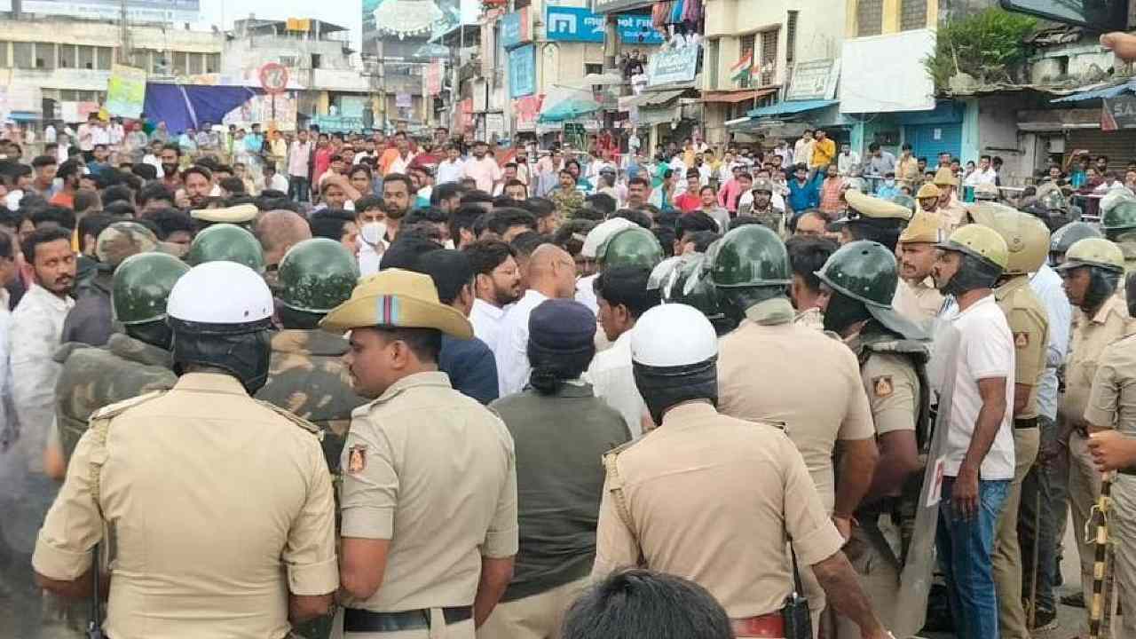 Shivamogga: ఇరువర్గాల మధ్య ఫ్లెక్స్ తెచ్చిన వివాదం.. శివమొగ్గలో 144 సెక్షన్ Shivamogga: ఇరువర్గాల మధ్య ఫ్లెక్స్ తెచ్చిన వివాదం.. శివమొగ్గలో 144 సెక్షన్