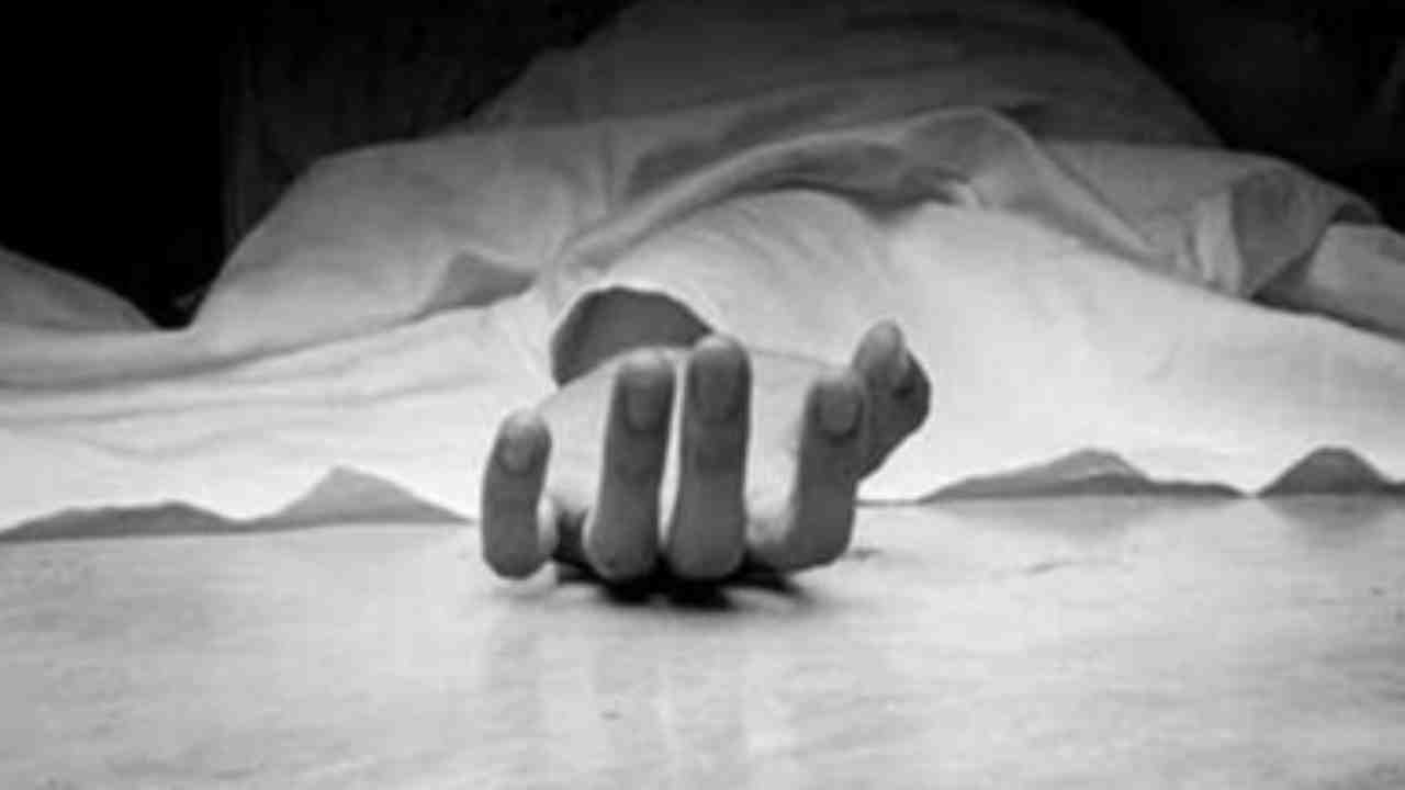 Crime News: భార్యకు వీడియోకాల్ చేసి లైవ్లోనే ఆత్మహత్య చేసుకున్న భర్త.. అసలేం జరిగిందంటే.. Crime News: భార్యకు వీడియోకాల్ చేసి లైవ్లోనే ఆత్మహత్య చేసుకున్న భర్త.. అసలేం జరిగిందంటే..
