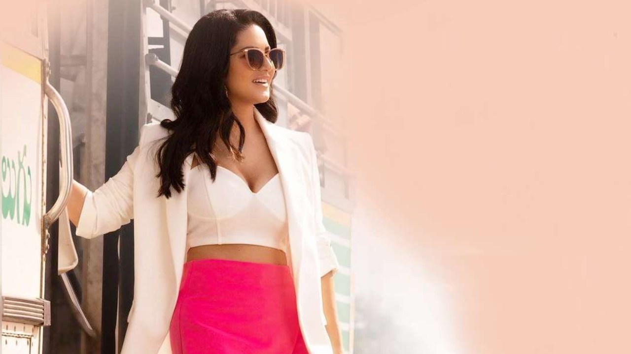 Sunny Leone Ginna First Look: జిన్నా కోసం ల్యాండ్ అయిన సన్నీ లియోన్..! Sunny Leone Ginna First Look: జిన్నా కోసం ల్యాండ్ అయిన సన్నీ లియోన్..!