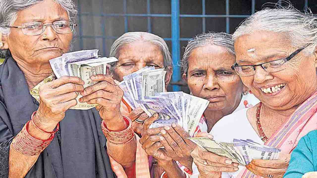 New Pensions In Telangana: నేటి నుంచి కొత్త పింఛన్లు .. పంపిణీ చేయనున్న మంత్రులు, ఎమ్మెల్యేలు.. New Pensions In Telangana: నేటి నుంచి కొత్త పింఛన్లు .. పంపిణీ చేయనున్న మంత్రులు, ఎమ్మెల్యేలు..