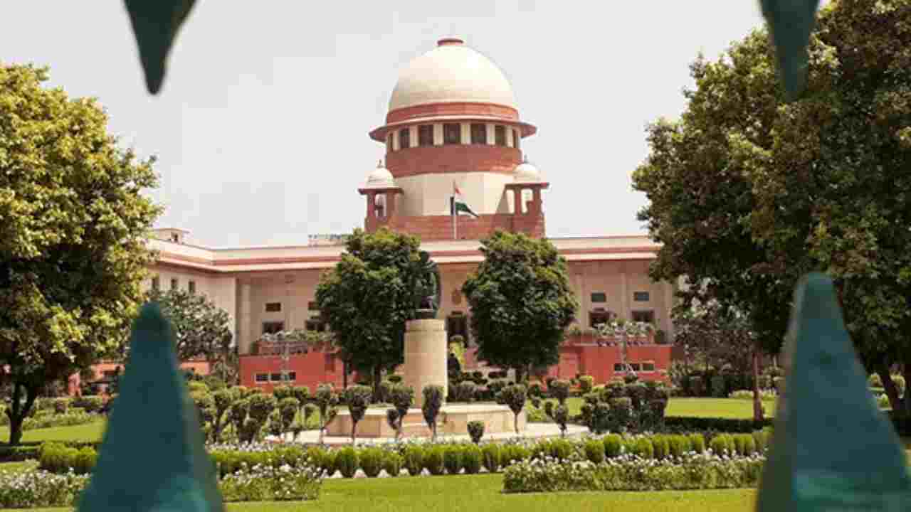 Supreme Court On Freebies: ఆ విషయంలో రాజకీయ పార్టీలను అడ్డుకోలేం.. పార్టీల ఉచిత హామీలపై సుప్రీంకోర్టు కీలక వ్యాఖ్యలు.. Supreme Court On Freebies: ఆ విషయంలో రాజకీయ పార్టీలను అడ్డుకోలేం.. పార్టీల ఉచిత హామీలపై సుప్రీంకోర్టు కీలక వ్యాఖ్యలు..