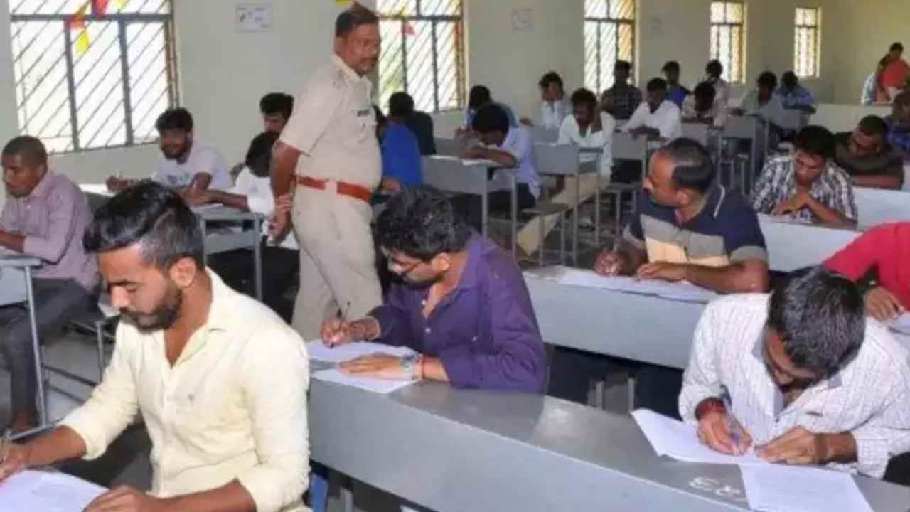 TS Police Constable Exam: నిమిషం ఆలస్యమైనా నో ఎంట్రీ.. నేడు కానిస్టేబుల్ రాత పరీక్ష.. అభ్యర్థులు ఈ నిబంధనలు పాటించాలి TS Police Constable Exam: నిమిషం ఆలస్యమైనా నో ఎంట్రీ.. నేడు కానిస్టేబుల్ రాత పరీక్ష.. అభ్యర్థులు ఈ నిబంధనలు పాటించాలి