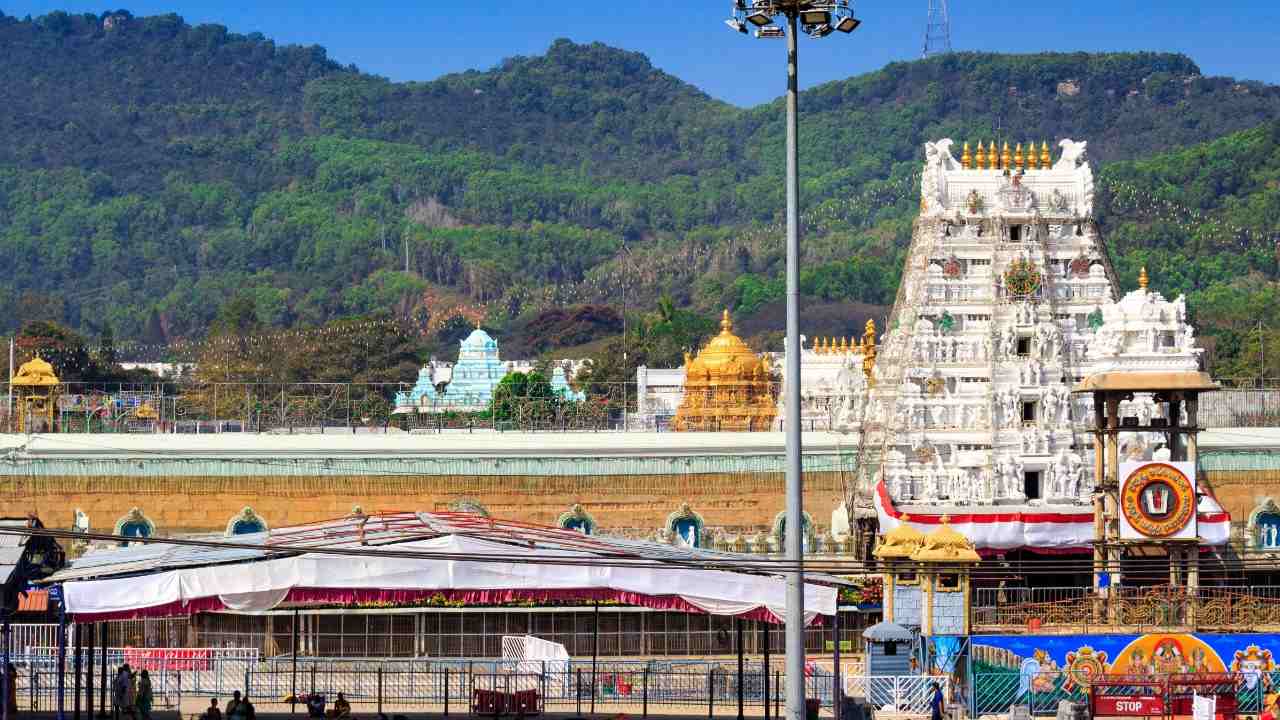 TTD: తిరుమలలో పెరిగిన రద్దీ.. భక్తులకు టీటీడీ ప్రత్యేక సూచన TTD: తిరుమలలో పెరిగిన రద్దీ.. భక్తులకు టీటీడీ ప్రత్యేక సూచన