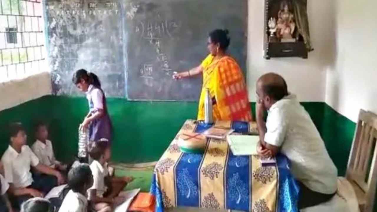 School Headmaster Fail: ఓ గాడ్..! ప్రధానోపాధ్యాయురాలే ఇలా ఉంటే పిల్లలకెలా చదువొచ్చేది.. కంగుతిన్న కలెక్టర్ ఏం చేశారంటే..! School Headmaster Fail: ఓ గాడ్..! ప్రధానోపాధ్యాయురాలే ఇలా ఉంటే పిల్లలకెలా చదువొచ్చేది.. కంగుతిన్న కలెక్టర్ ఏం చేశారంటే..!