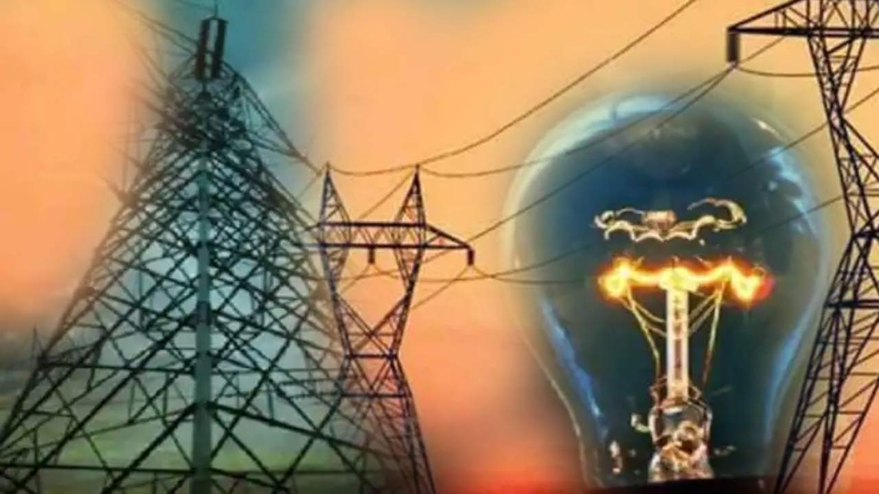 Telangana Electricity Employees: కేంద్రం తీసుకొస్తున్న విద్యుత్ చట్ట సవరణ బిల్లుపై ఆందోళన..తెలంగాణ విద్యుత్ ఎంప్లాయిస్ మహా ధర్నా Telangana Electricity Employees: కేంద్రం తీసుకొస్తున్న విద్యుత్ చట్ట సవరణ బిల్లుపై ఆందోళన..తెలంగాణ విద్యుత్ ఎంప్లాయిస్ మహా ధర్నా