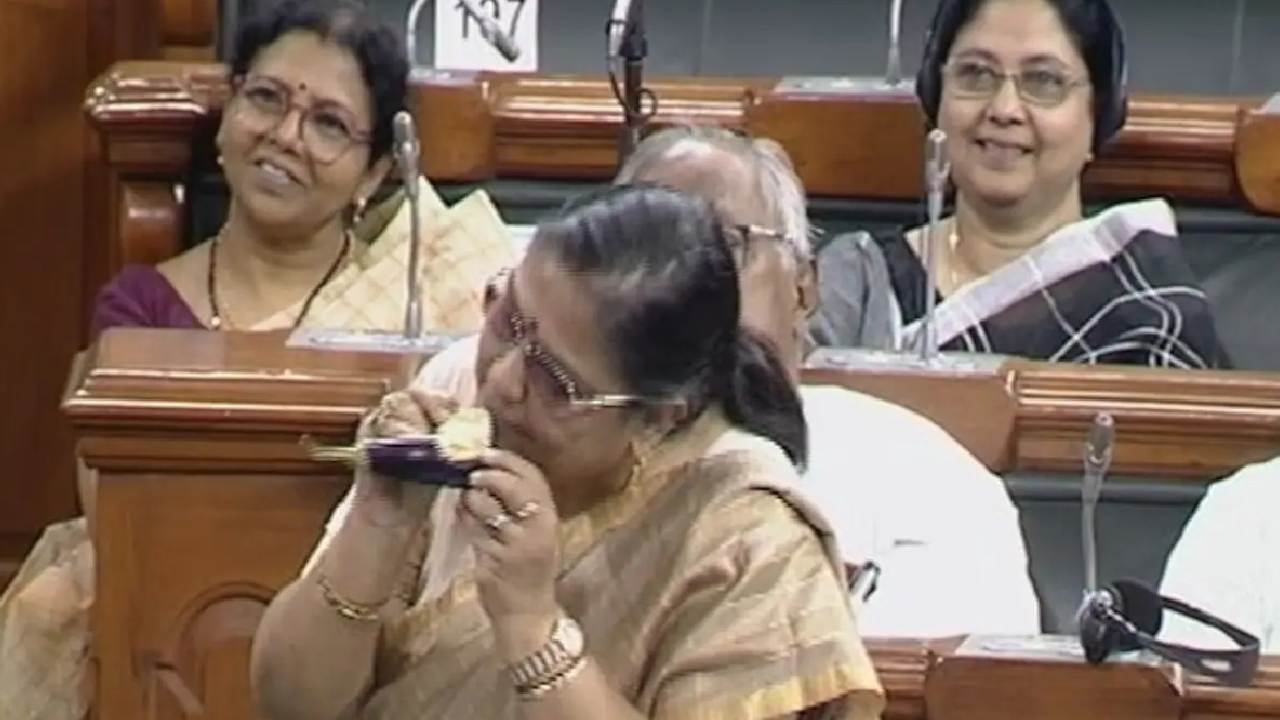 Trinamool MP: పార్లమెంట్లోకి వంకాయ తీసుకొచ్చిన మహిళా ఎంపీ.. ఎందుకంటే.. Trinamool MP: పార్లమెంట్లోకి వంకాయ తీసుకొచ్చిన మహిళా ఎంపీ.. ఎందుకంటే..