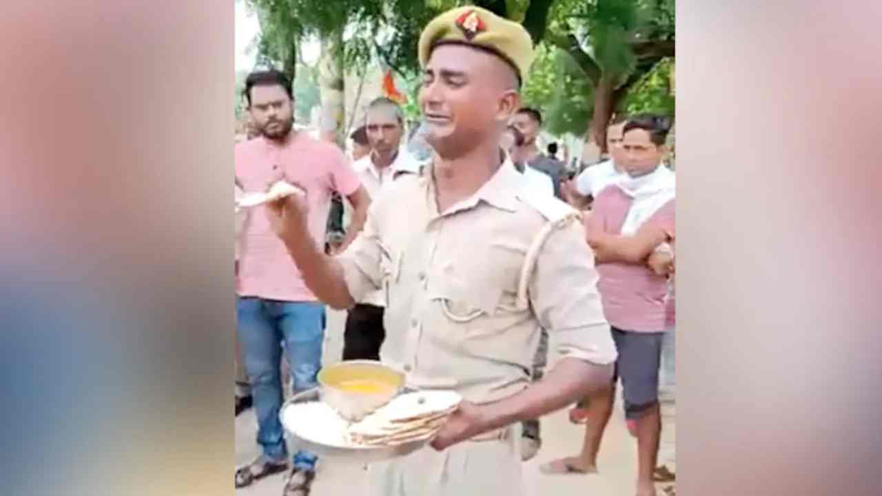 UP Police Crying For Food: భోజనం బాగోలేదని రోడ్డుపైకొచ్చి ఏడ్చిన పోలీస్.. వైరల్గా మారిన వీడియో .. UP Police Crying For Food: భోజనం బాగోలేదని రోడ్డుపైకొచ్చి ఏడ్చిన పోలీస్.. వైరల్గా మారిన వీడియో ..