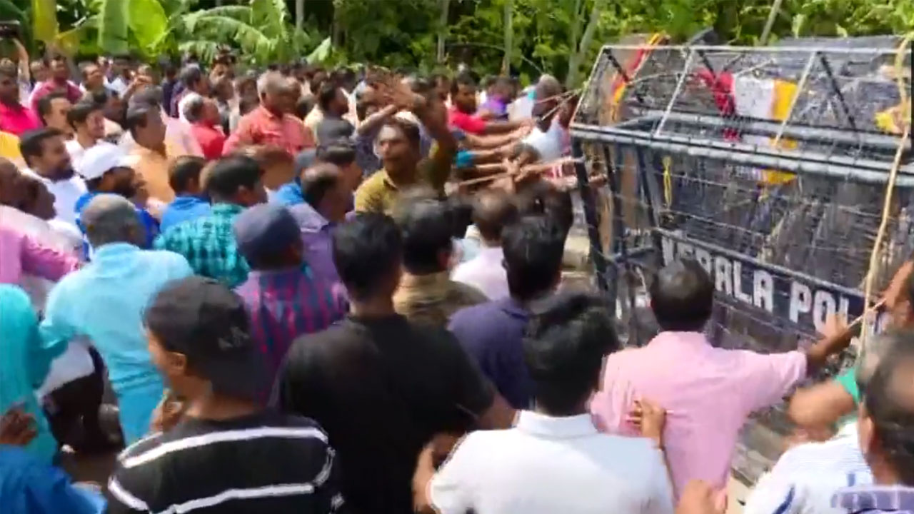 Kerala: అదాని ప్రాజెక్టుపై మత్స్యకారుల ఆగ్రహం.. ఉద్రిక్తత Kerala: అదాని ప్రాజెక్టుపై మత్స్యకారుల ఆగ్రహం.. ఉద్రిక్తత