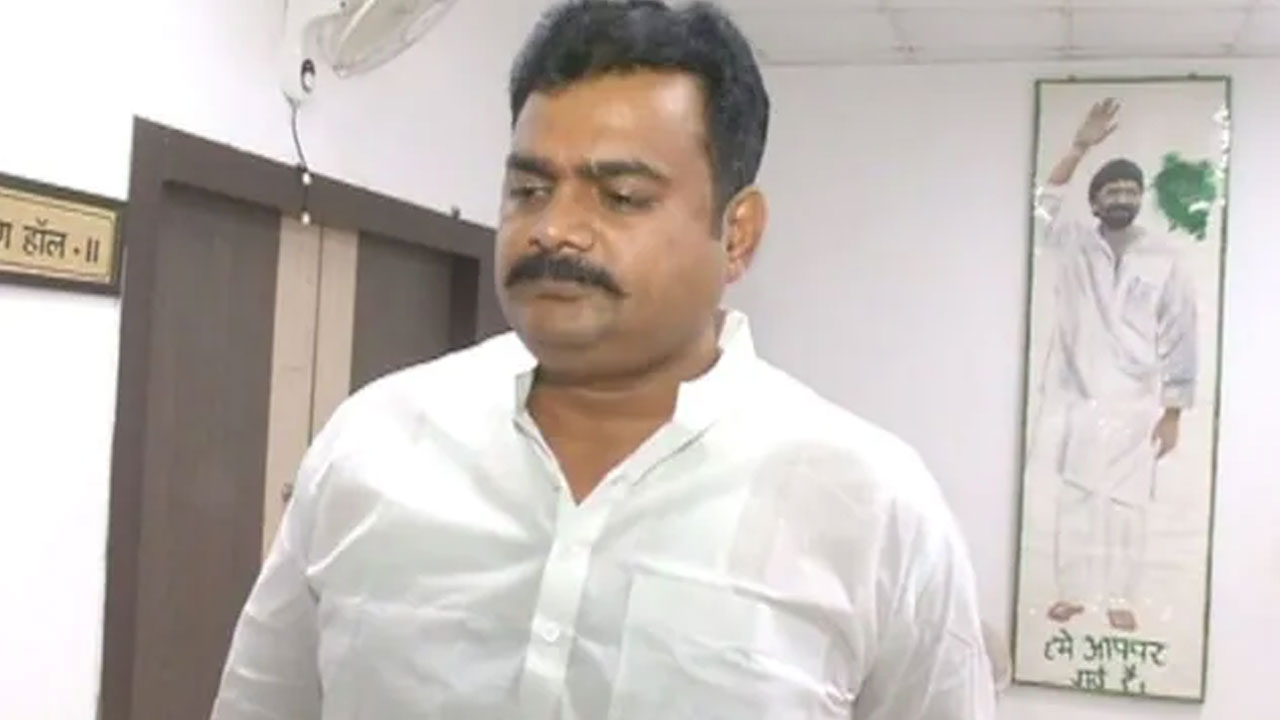 Ex MLA Rajan Tiwary: 20 ఏళ్లుగా తప్పించుకు తిరుగుతున్న మాజీ ఎమ్మెల్యే.. నేపాల్ బార్డర్లో అరెస్ట్ Ex MLA Rajan Tiwary: 20 ఏళ్లుగా తప్పించుకు తిరుగుతున్న మాజీ ఎమ్మెల్యే.. నేపాల్ బార్డర్లో అరెస్ట్
