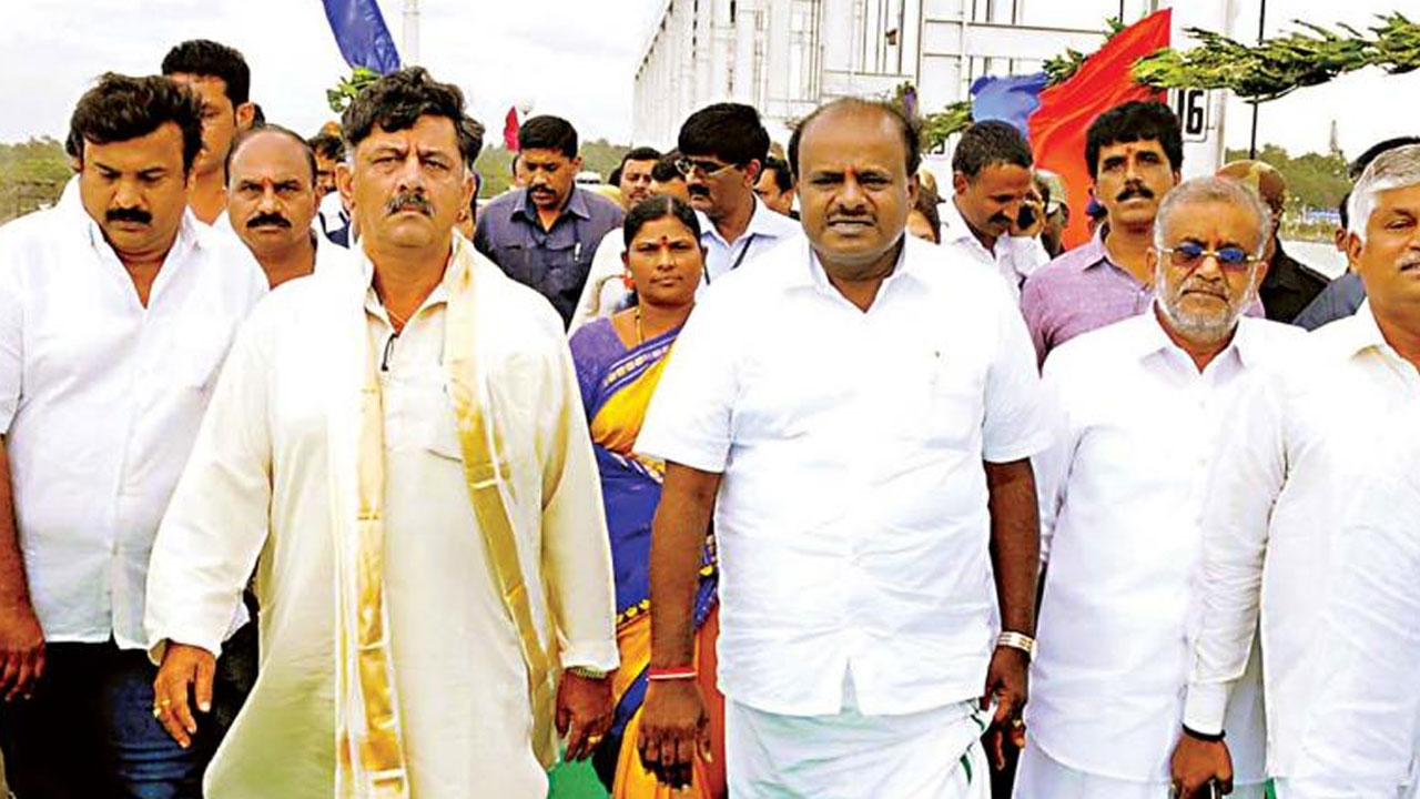 DK and Kumaraswamy: ఆయన సీఎం అయితే ఓకే: మనసులో మాట చెప్పిన మాజీ సీఎం DK and Kumaraswamy: ఆయన సీఎం అయితే ఓకే: మనసులో మాట చెప్పిన మాజీ సీఎం