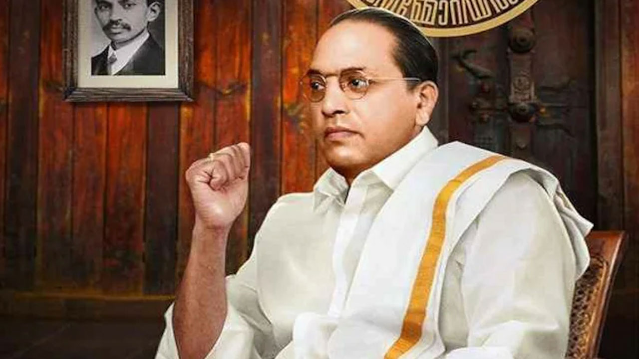Ambedkar photo in savarna attire: హిందూ సంప్రదాయ దుస్తుల్లో అంబేద్కర్.. కేరళలో తీవ్ర దుమారం Ambedkar photo in savarna attire: హిందూ సంప్రదాయ దుస్తుల్లో అంబేద్కర్.. కేరళలో తీవ్ర దుమారం