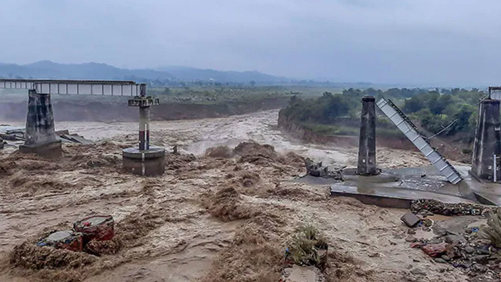 22 dead amd 5 missing after floods and landslides in Himachal pradesh