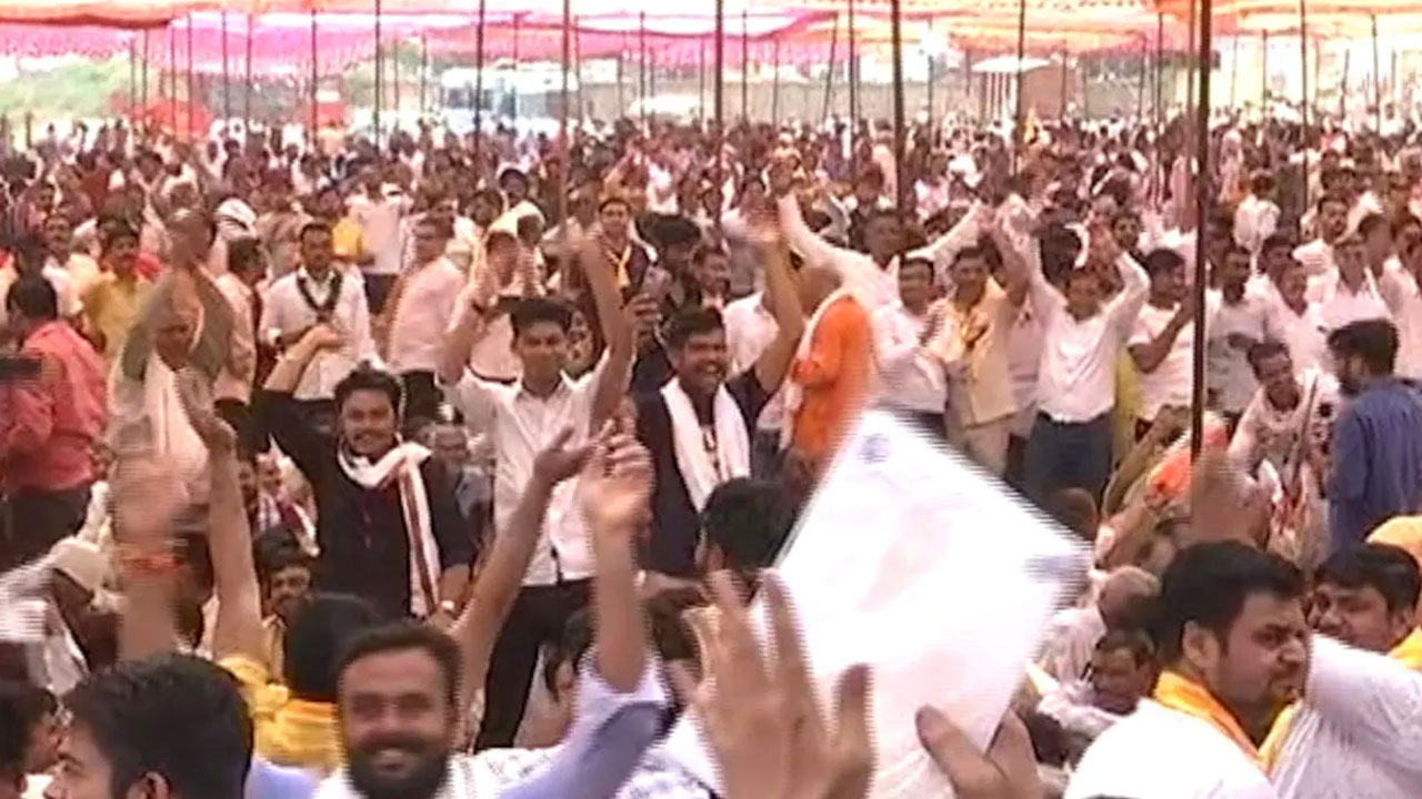 Noida: మహిళతో దురుసుగా ప్రవర్తించిన శ్రీకాంత్ త్యాగికి మద్దతుగా సభ.. బీజేపీ ఎంపీపై తీవ్ర విమర్శలు Noida: మహిళతో దురుసుగా ప్రవర్తించిన శ్రీకాంత్ త్యాగికి మద్దతుగా సభ.. బీజేపీ ఎంపీపై తీవ్ర విమర్శలు