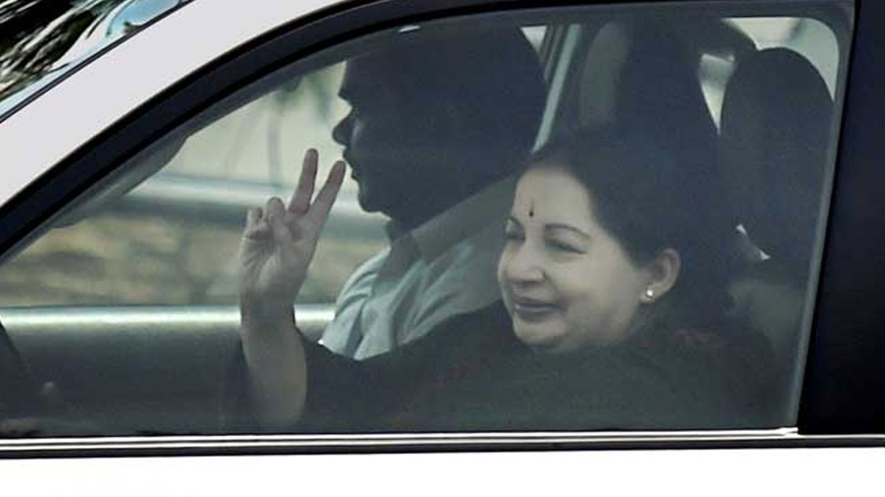 Jayalalithaa Death Case: మాజీ సీఎం జయలలిత చికిత్సలో అనుమానాలు.. క్లారిటీ ఇచ్చిన ఎయిమ్స్ Jayalalithaa Death Case: మాజీ సీఎం జయలలిత చికిత్సలో అనుమానాలు.. క్లారిటీ ఇచ్చిన ఎయిమ్స్
