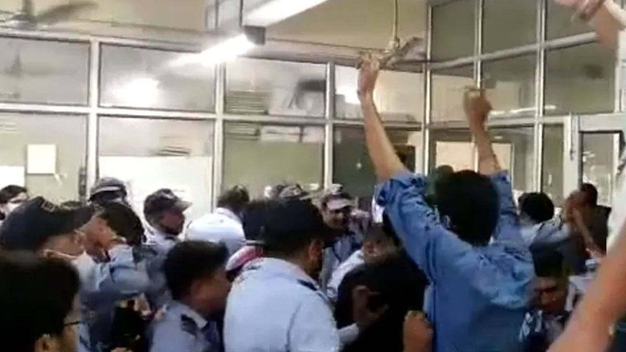 JNU: జేఎన్యూలో విద్యార్థులు, స్టాఫ్ మధ్య ఘర్షణ.. పలువురికి గాయాలు JNU: జేఎన్యూలో విద్యార్థులు, స్టాఫ్ మధ్య ఘర్షణ.. పలువురికి గాయాలు